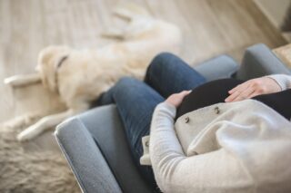 【妊娠中期のリアル】体調の変化と私の乗り越え方｜吐き気・頭痛・アレルギー・足つりまで